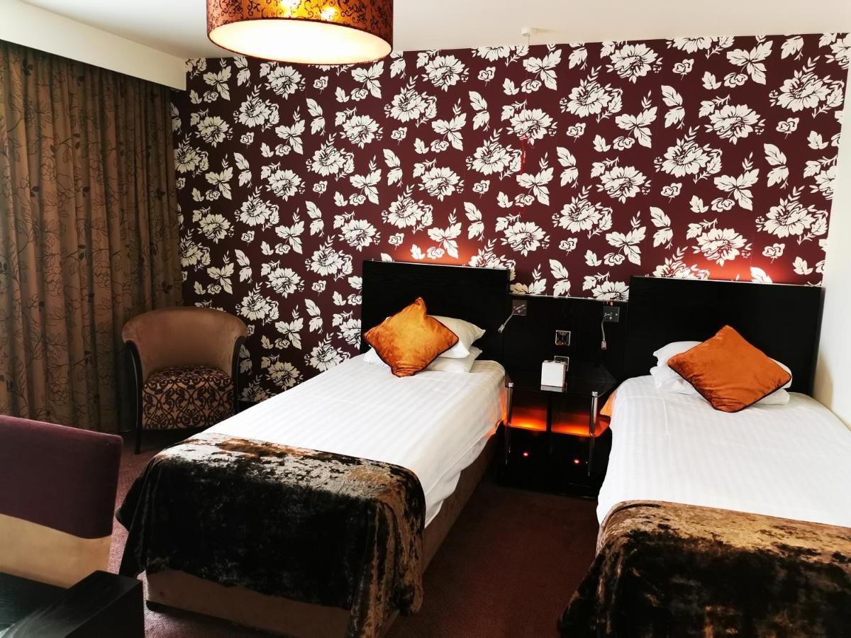 The Bluebell Hotel Neath Bagian luar foto