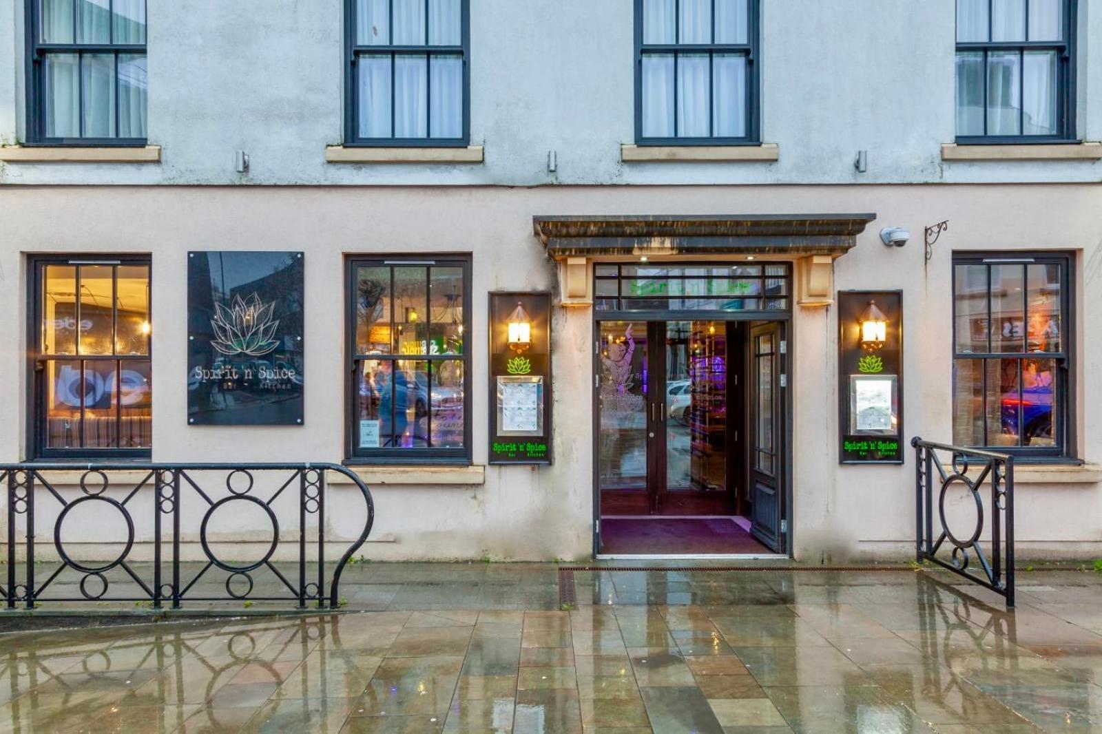 The Bluebell Hotel Neath Bagian luar foto