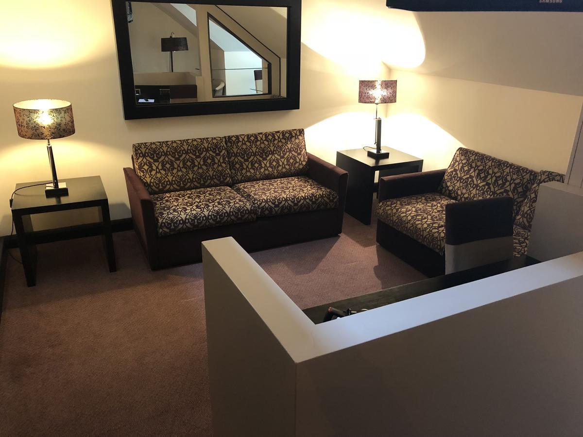 The Bluebell Hotel Neath Bagian luar foto