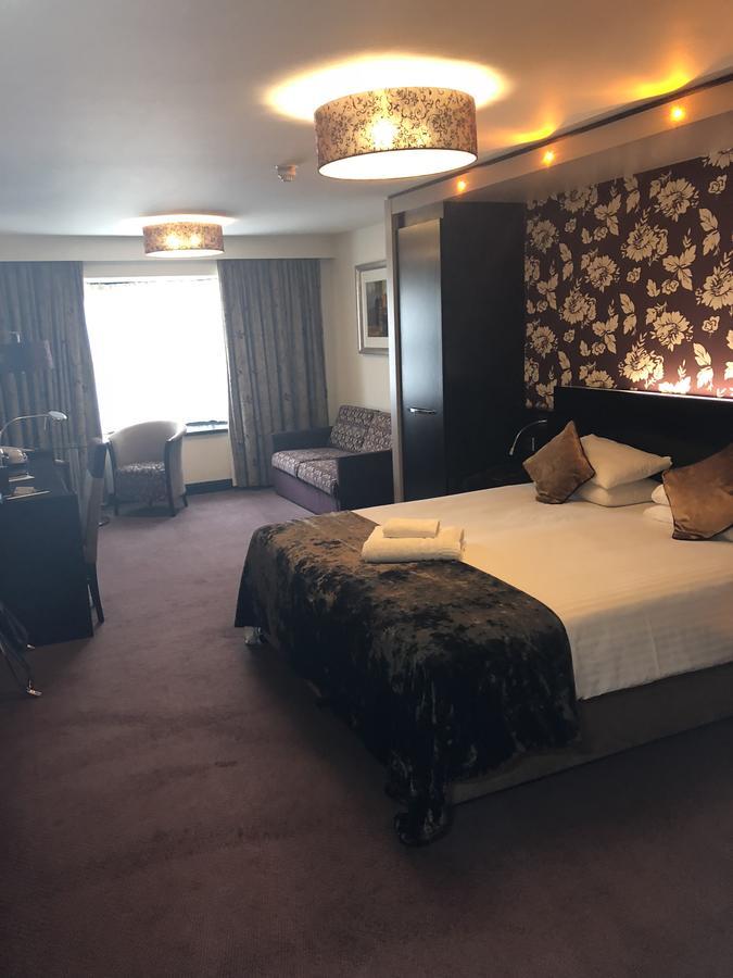 The Bluebell Hotel Neath Bagian luar foto