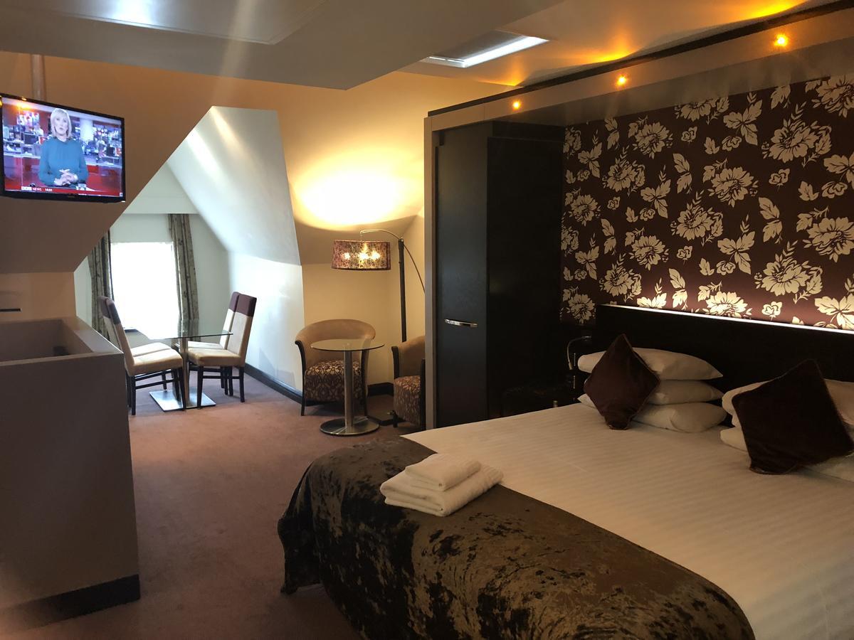 The Bluebell Hotel Neath Bagian luar foto