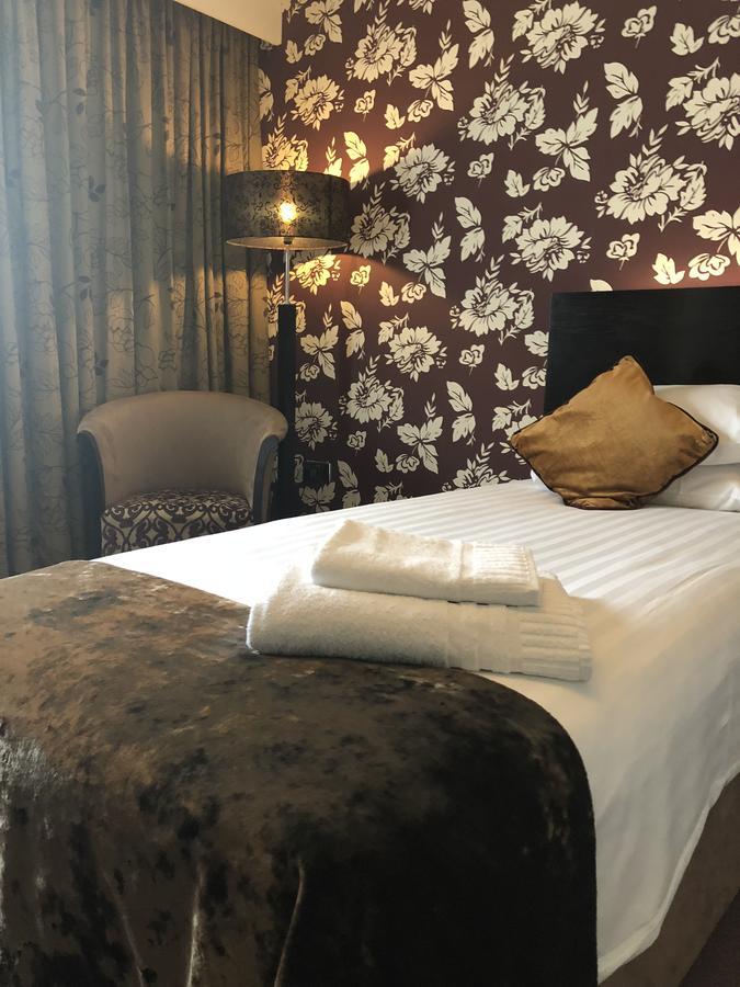 The Bluebell Hotel Neath Bagian luar foto