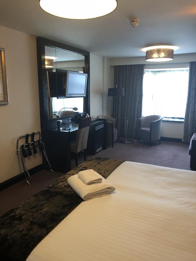 The Bluebell Hotel Neath Bagian luar foto