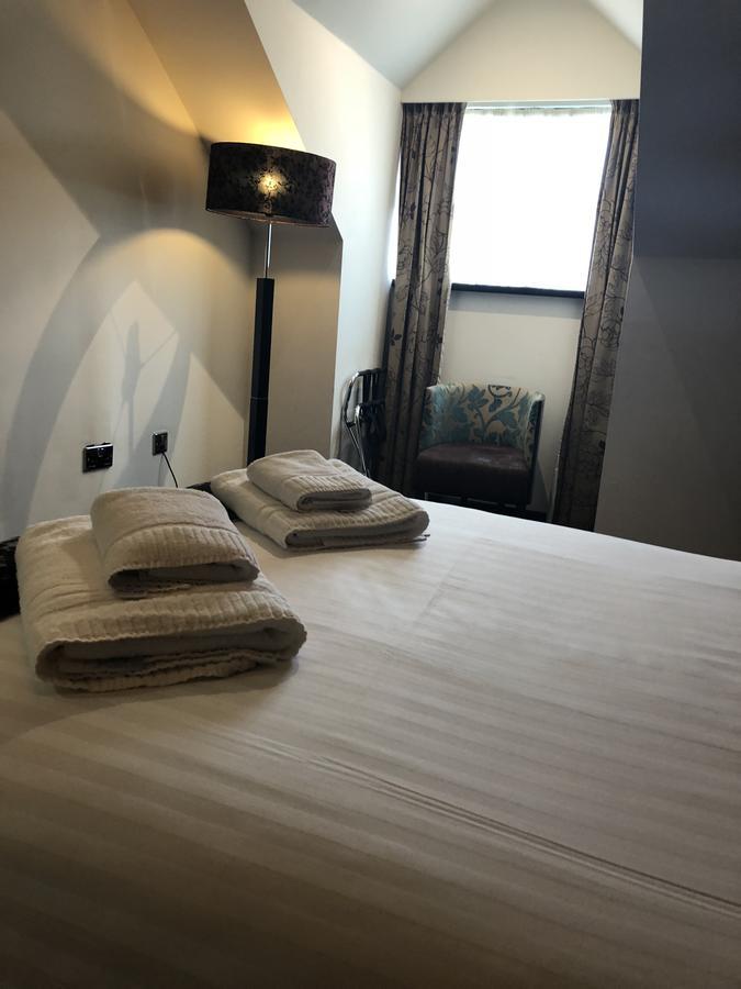 The Bluebell Hotel Neath Bagian luar foto