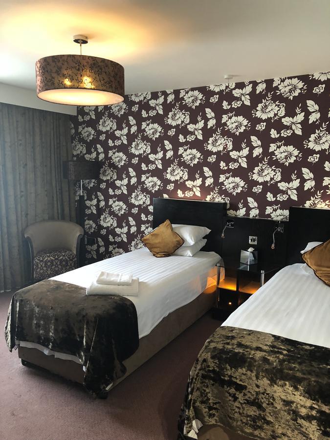 The Bluebell Hotel Neath Bagian luar foto