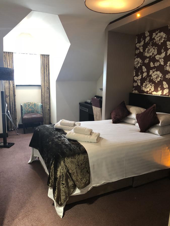The Bluebell Hotel Neath Bagian luar foto