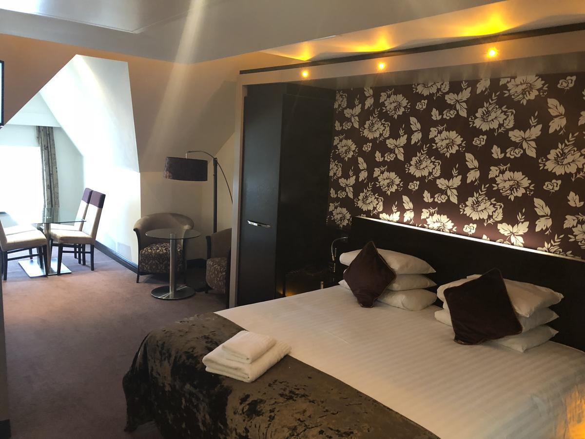 The Bluebell Hotel Neath Bagian luar foto