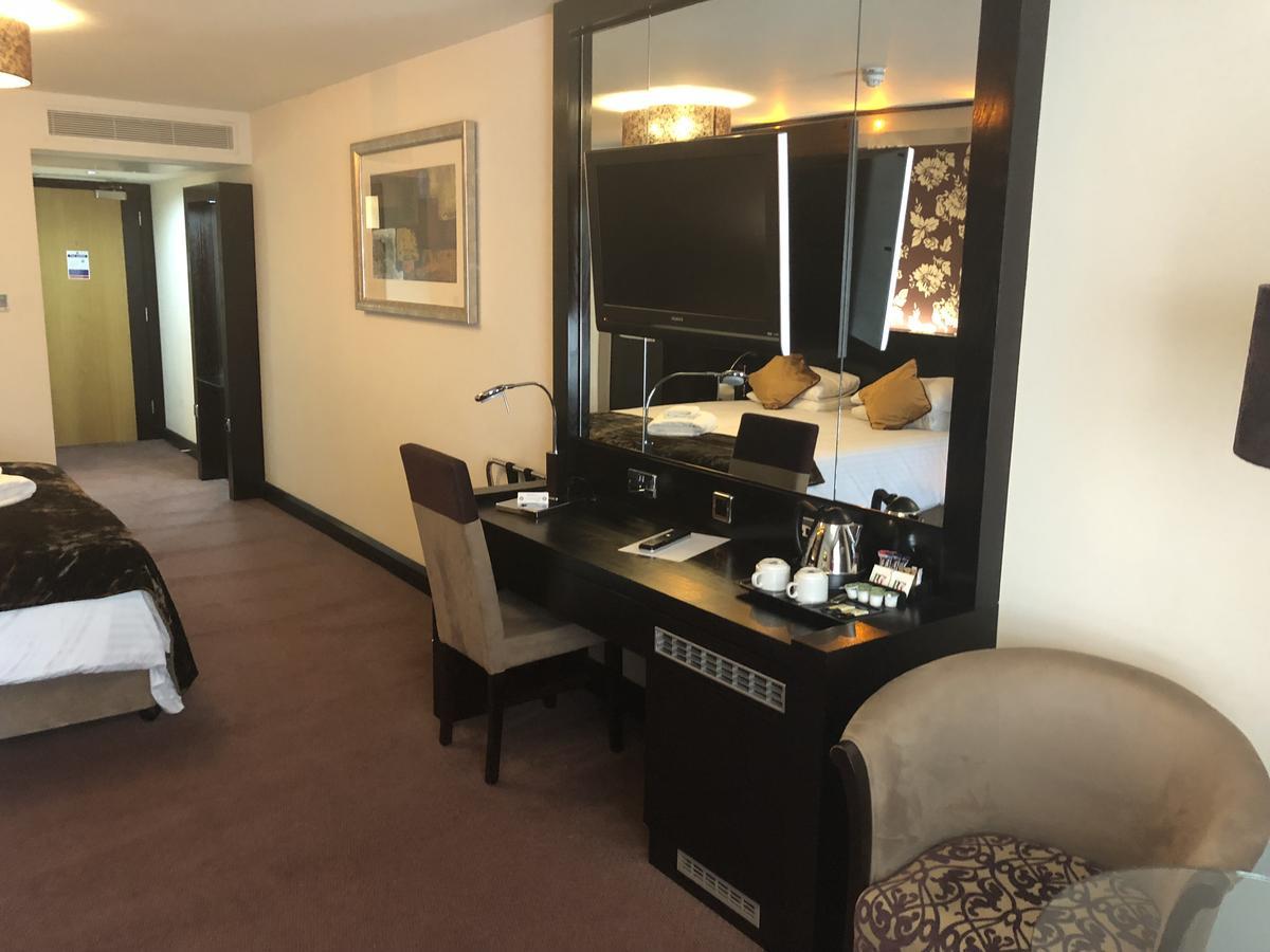 The Bluebell Hotel Neath Bagian luar foto