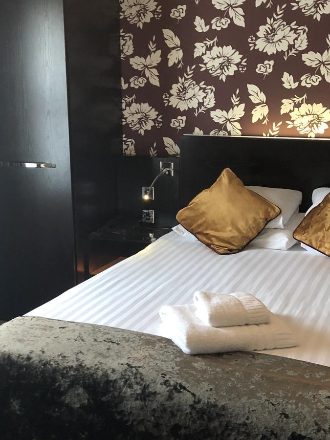 The Bluebell Hotel Neath Bagian luar foto