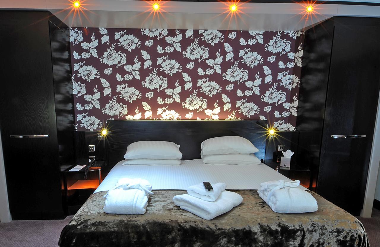 The Bluebell Hotel Neath Bagian luar foto